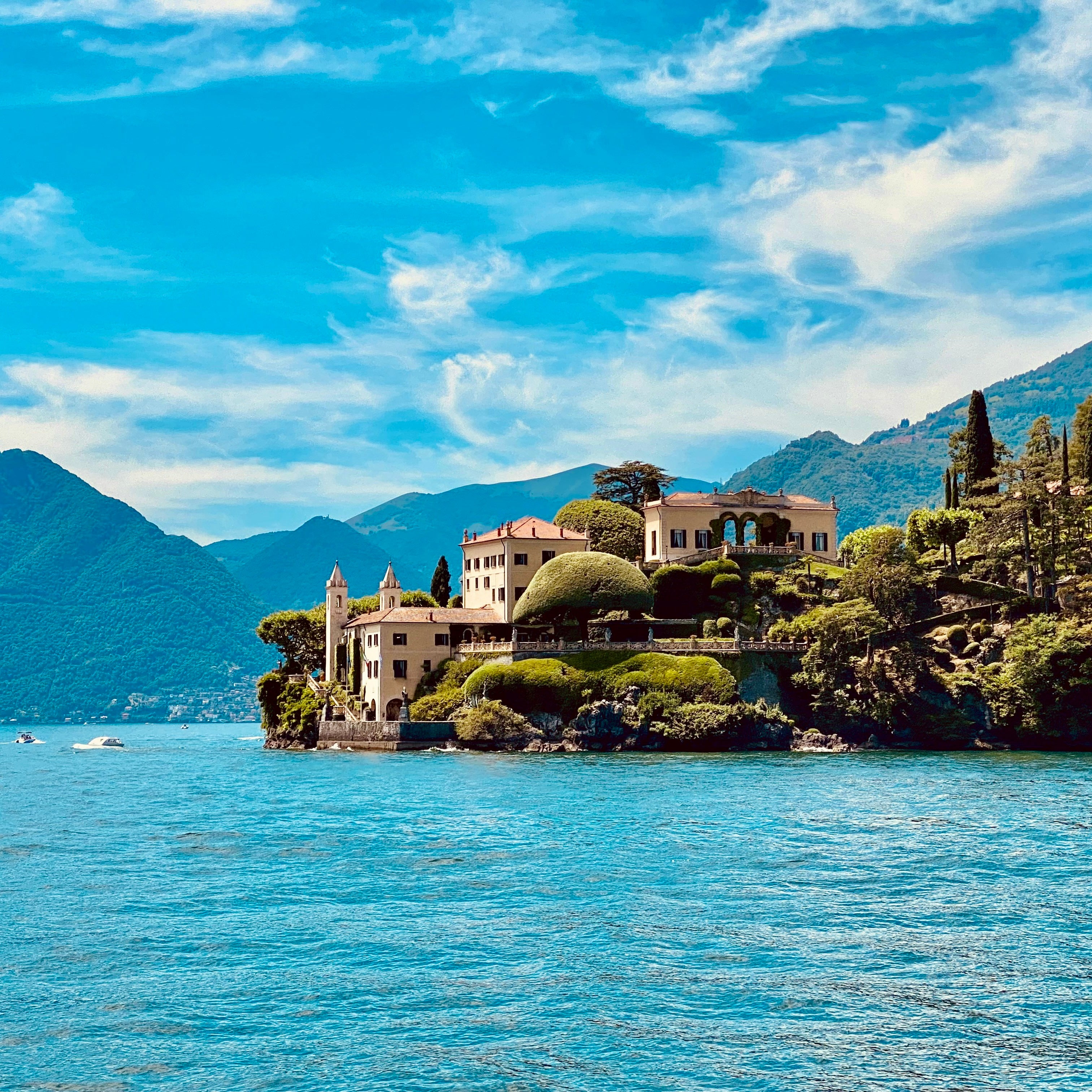 Como lake view with mountains in the background